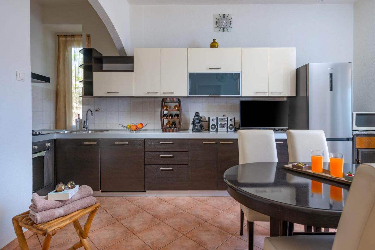 Apartment Dobric Koromačno Buitenkant foto
